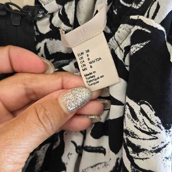 H and M black/ white floral jumpsuit, EUC, Sz. 8 - Picture 5 of 8